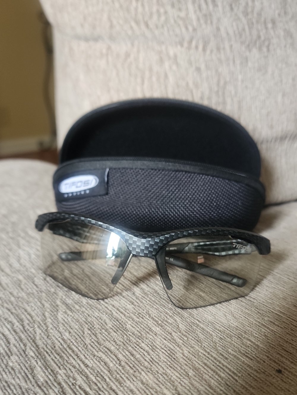 Tifosi Vero Carbon Fiber Sport Sunglasses - Light Night Fototec Lenses + Case